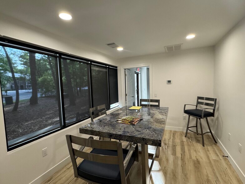 More Photos Of 70 Capital Dr, Hilton Head Island Showroom For Sale