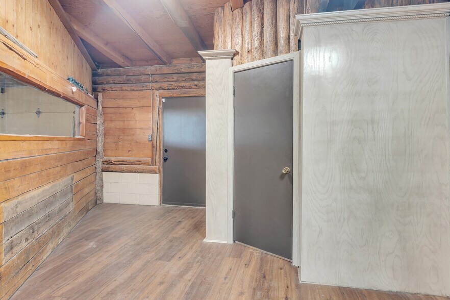 More Photos Of 1525 N Avenue D, Odessa Flex For Sale