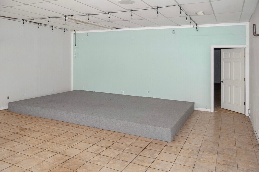 More Photos Of 318 S Summit St, Arkansas City Storefront Retail Office For Sale