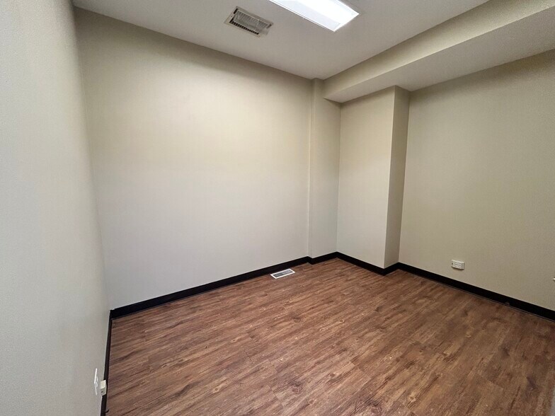 More Photos Of 4956 W Irving Park Rd, Chicago Office For Lease