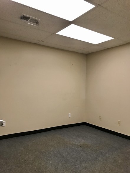 More Photos Of 3400 NW Vivion Rd, Riverside Office Residential For Lease