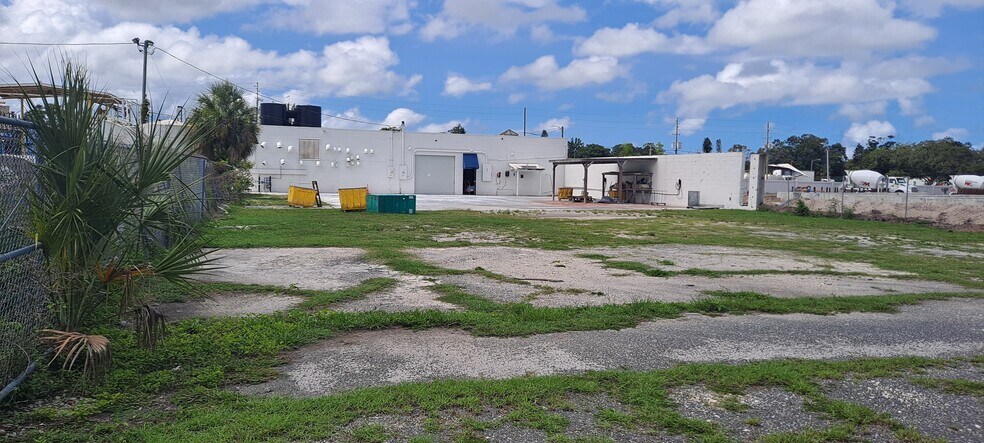 More Photos Of 4339 8th Ave S, Saint Petersburg Warehouse For Lease