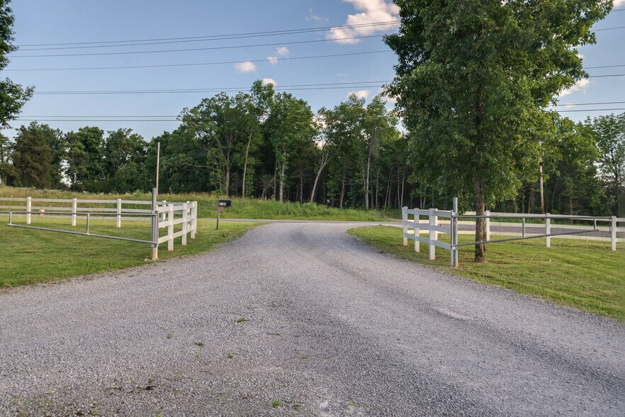 More Photos Of 2533 Highway 41A S, Shelbyville Showroom For Sale