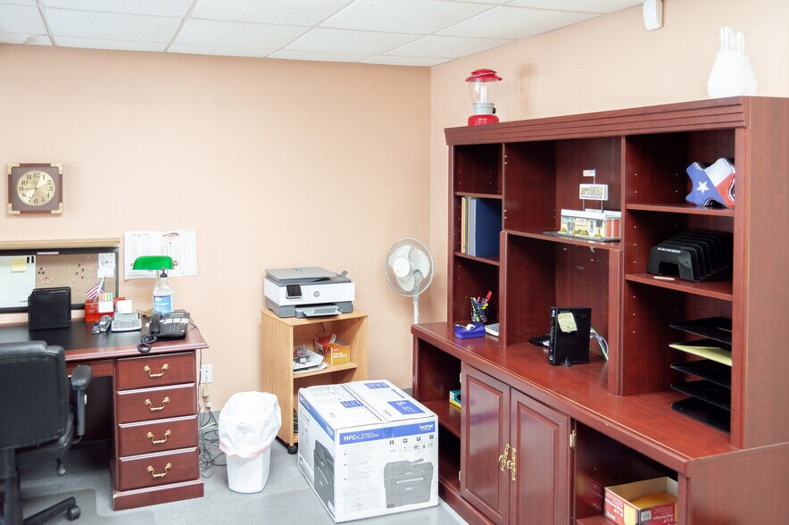 More Photos Of 8032 White Settlement Rd, Fort Worth Self Storage For Lease