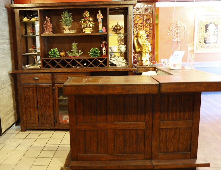 More Photos Of 909 Main St, Adel Bar For Sale