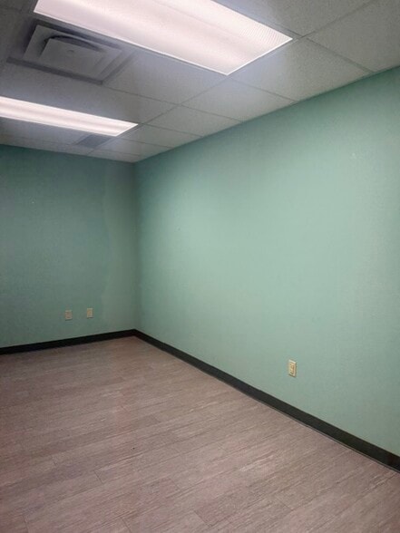 More Photos Of 10141 Coors Blvd NW, Albuquerque Veterinarian Kennel For Lease