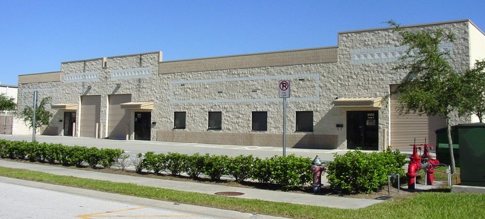 More Photos Of 6433 Pinecastle Blvd, Orlando Warehouse For Lease