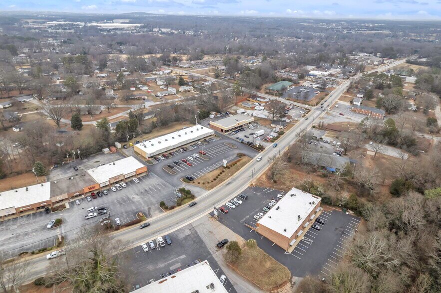 More Photos Of 110 E Butler Rd, Mauldin Storefront For Sale