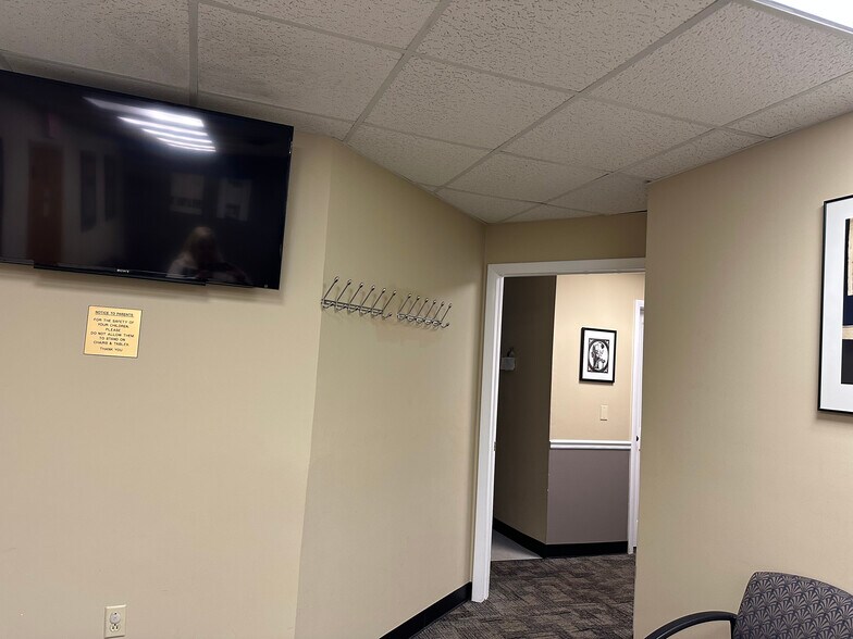 More Photos Of 1004 Princetown Rd, Schenectady Office For Lease