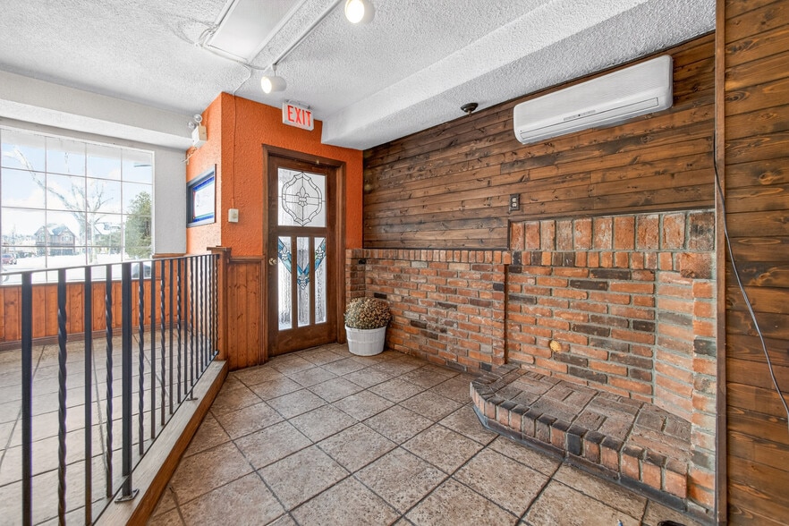 More Photos Of 277 Queen St S, Mississauga Storefront Retail Residential For Lease