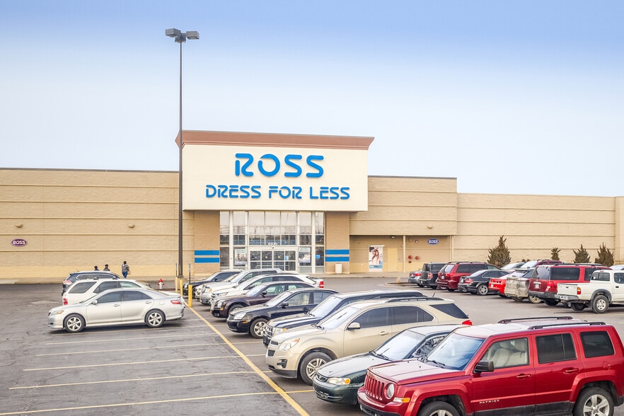 More Photos Of 6920-6930 W Kellogg Dr, Wichita Freestanding For Lease
