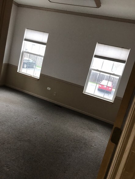 More Photos Of 27W130 Roosevelt Rd, Winfield Office For Sale