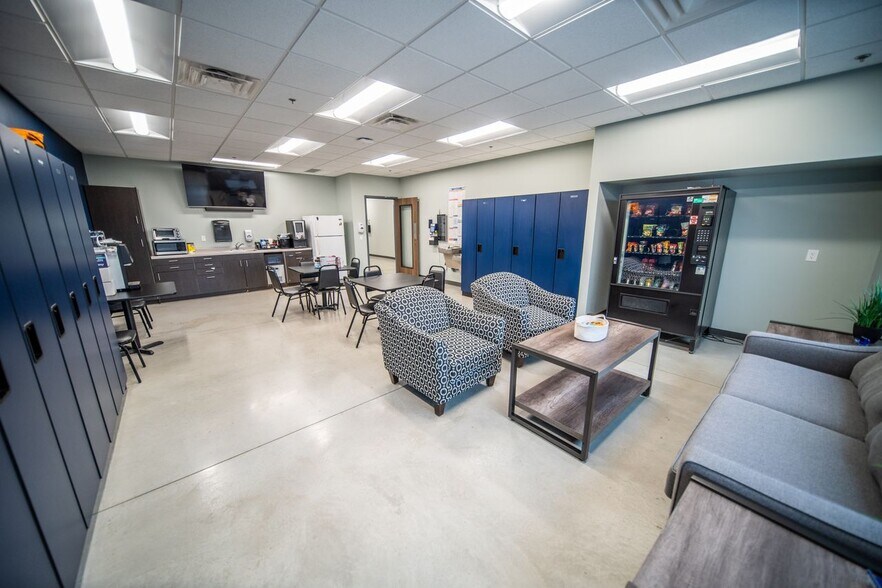 More Photos Of 1820 14th St NW, Rochester Showroom For Sale