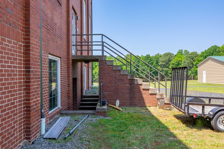 More Photos Of 217 E Aiken Rd, Eden Showroom For Lease