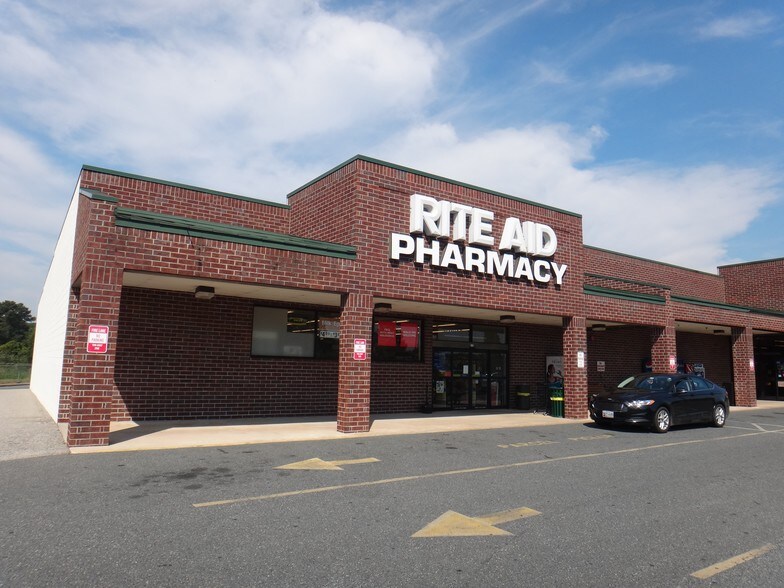 More Photos Of 838-840 S 5th Ave, Denton Supermarket For Lease