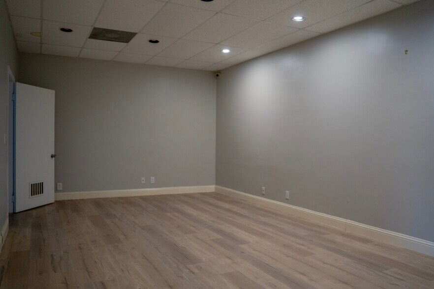 More Photos Of 4925 Avenue H, Rosenberg Warehouse For Lease