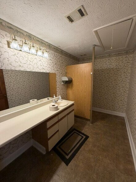 More Photos Of 1950 Collins Blvd, Austell Service For Lease