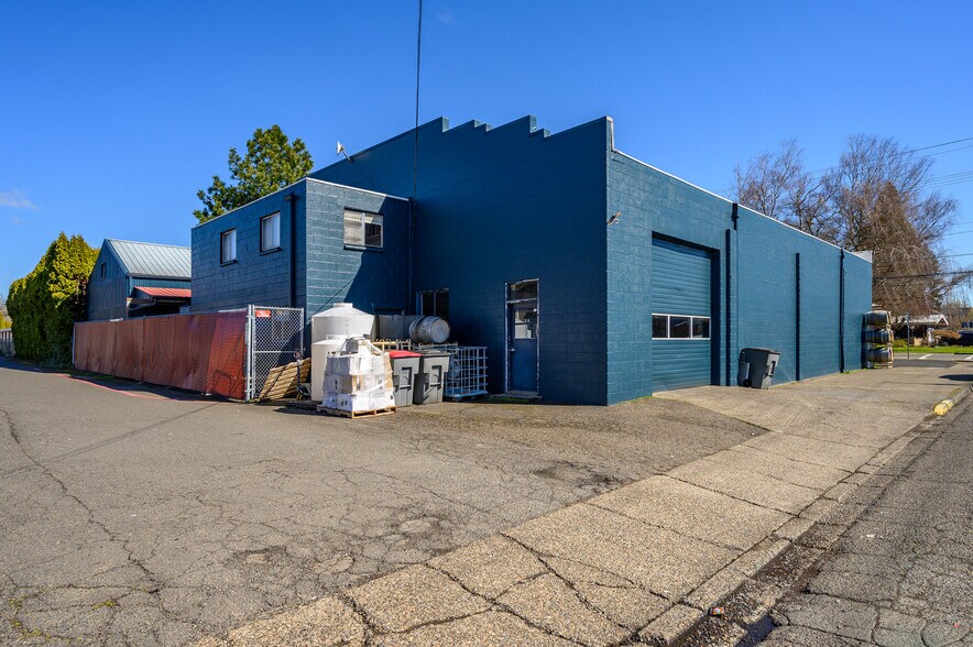 More Photos Of 475 NE 17th St, McMinnville Storefront For Sale