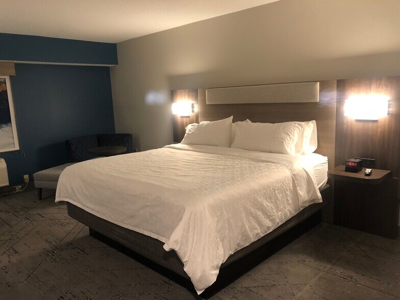 More Photos Of 3695 PA-31 East, Donegal Hotel For Sale