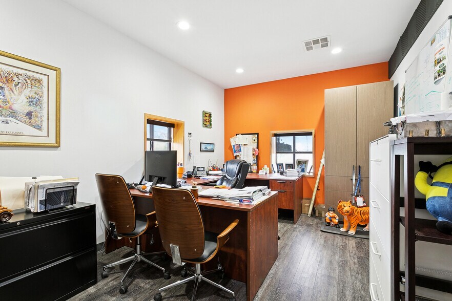 More Photos Of 326 Almedia Rd, Saint Rose Warehouse For Lease