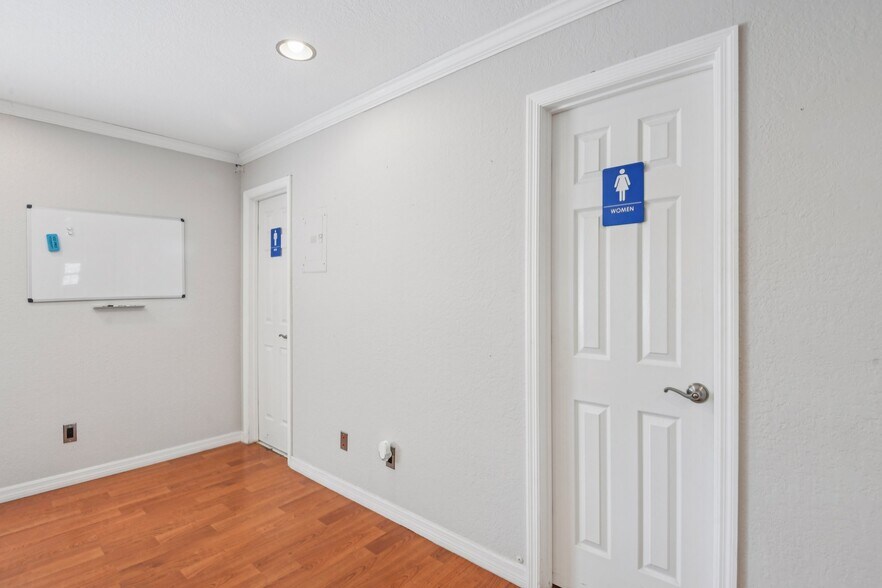 More Photos Of 4868 W Gandy Blvd, Tampa Office For Sale