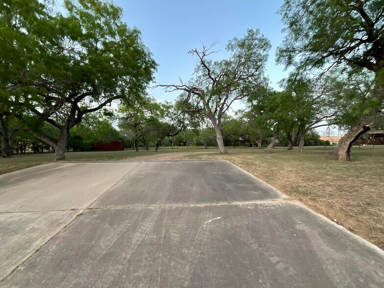 More Photos Of 1310 W Grand Ave, Yoakum Veterinarian Kennel For Sale