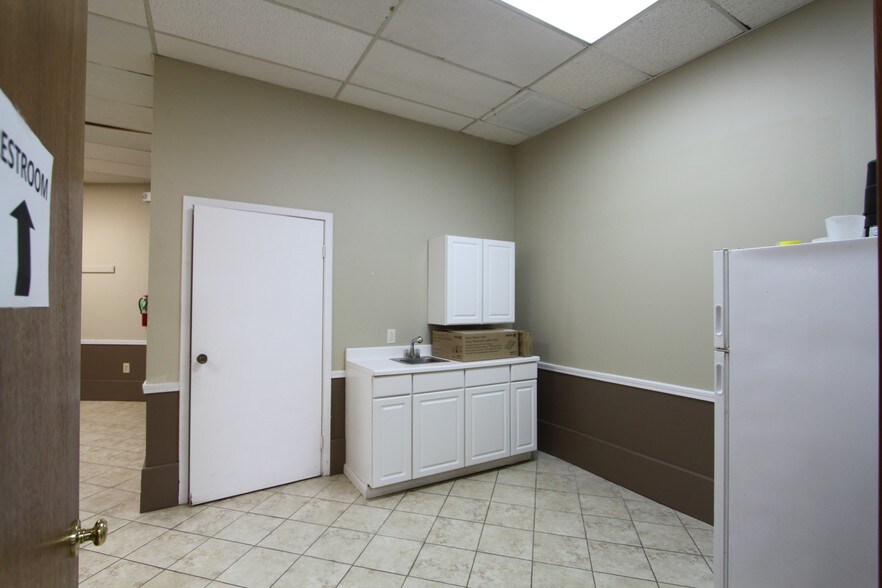 More Photos Of 421 W Tunnel Blvd, Houma Storefront For Sale
