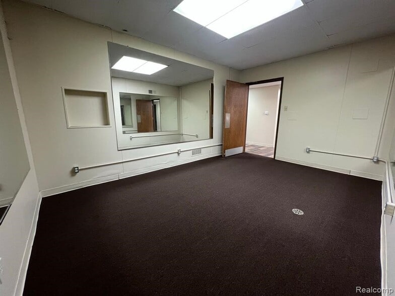 More Photos Of 2710 W Court St, Flint Office For Sale