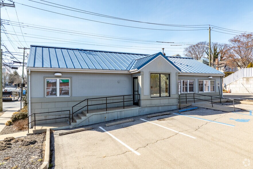 Primary Photo Of 403 E Sandford Blvd, Mount Vernon Bank For Lease