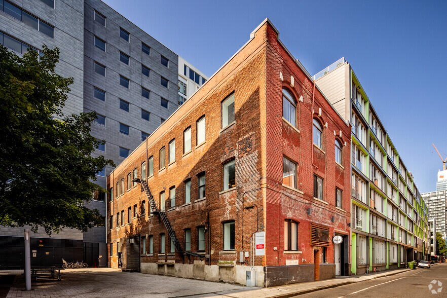 Primary Photo Of 64 Rue Prince, Montréal Storefront Retail Office For Sale