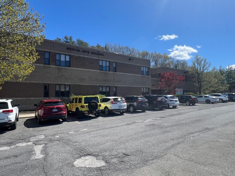 More Photos Of 700 Mcclellan St, Schenectady Medical For Lease