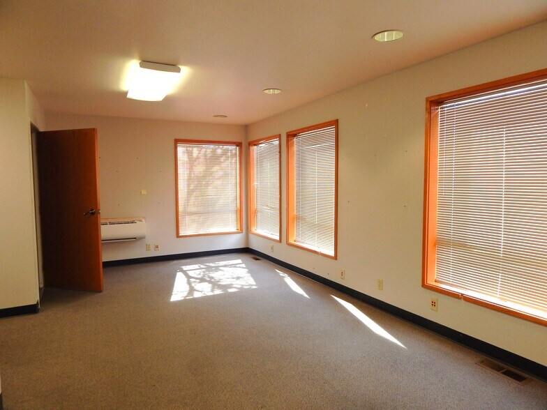 More Photos Of 272 Medical Loop, Roseburg Office For Sale