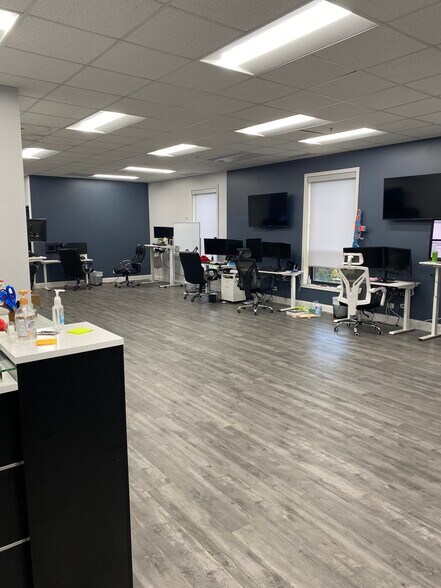 More Photos Of 10031 Roosevelt Rd, Westchester Office For Lease