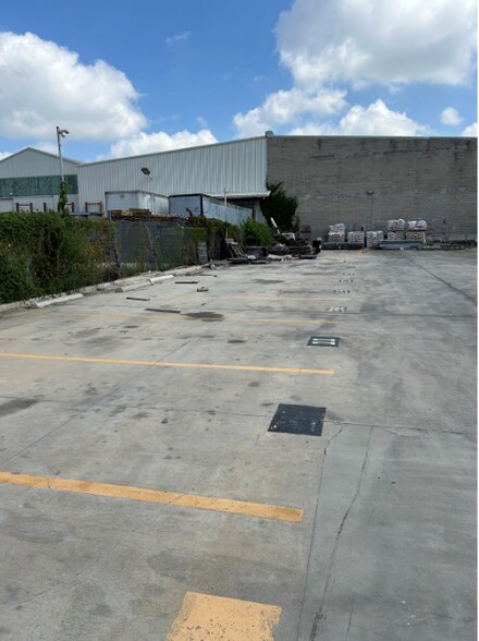 More Photos Of 307-311 Lombrano St, San Antonio Warehouse For Sale