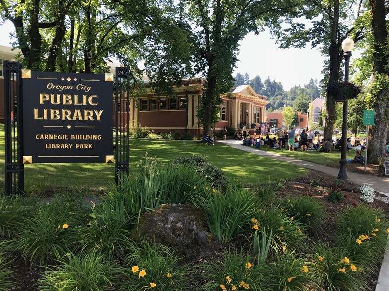 More Photos Of 623 7th St, Oregon City Restaurant For Sale