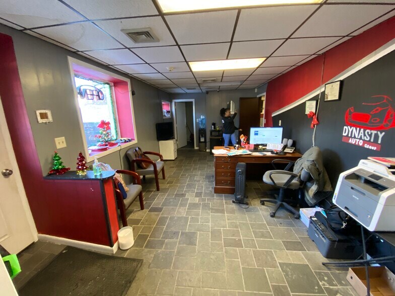 More Photos Of 29 Bridge St, Pelham Auto Dealership For Lease