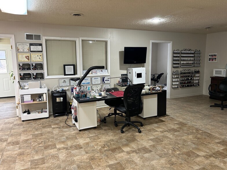 More Photos Of 1201 W College St, Liberty Office For Lease