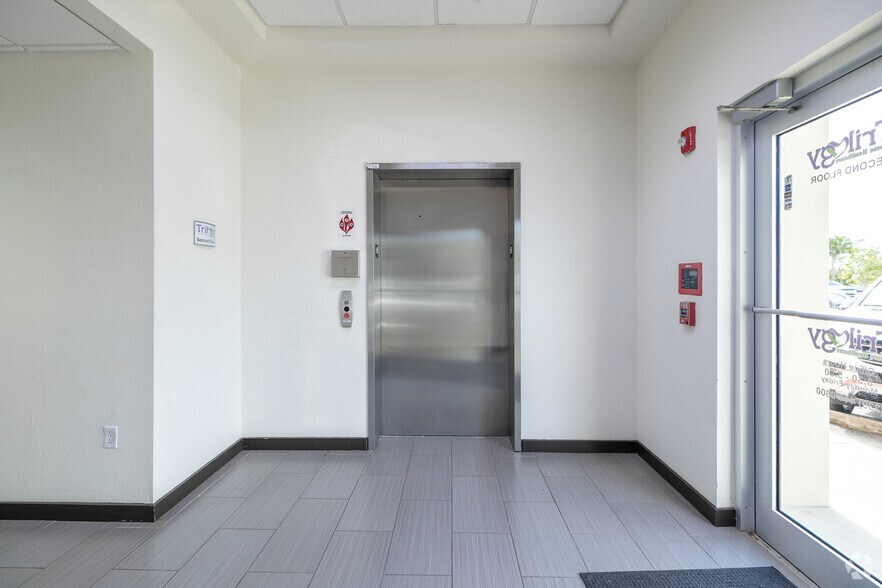 More Photos Of 13774 Plantation Rd, Fort Myers Medical For Lease