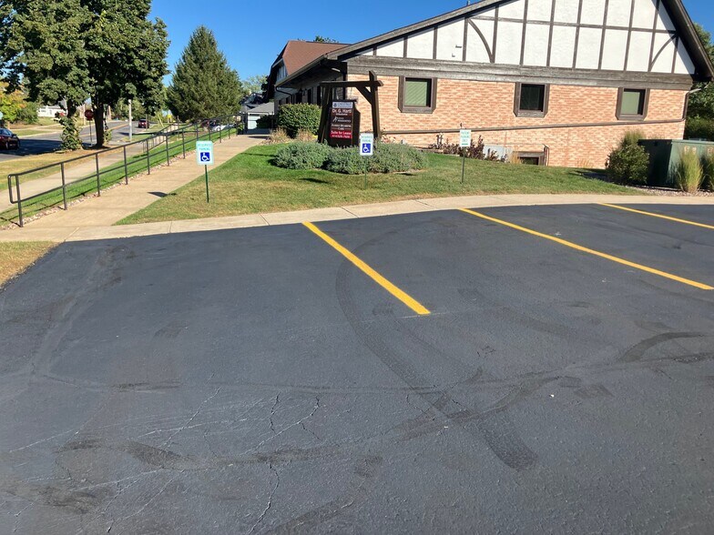 More Photos Of 1305 Chestnut St, West Bend Medical For Lease