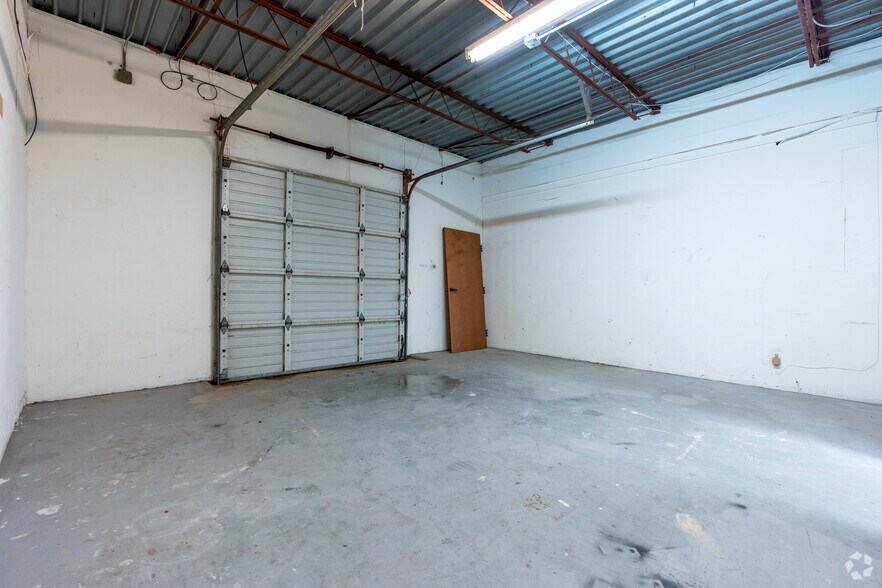 More Photos Of 1510 Randolph St, Carrollton Light Manufacturing For Lease