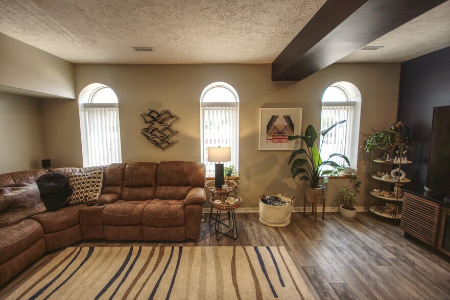 More Photos Of 114 E 5th St, Wahoo Bar For Sale