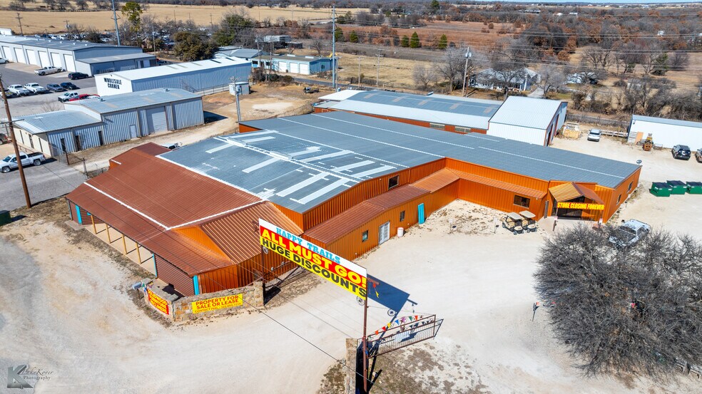 More Photos Of 302 N Access Rd, Clyde Showroom For Sale