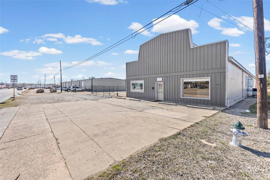 More Photos Of 2301 N Main St, Paris Freestanding For Sale