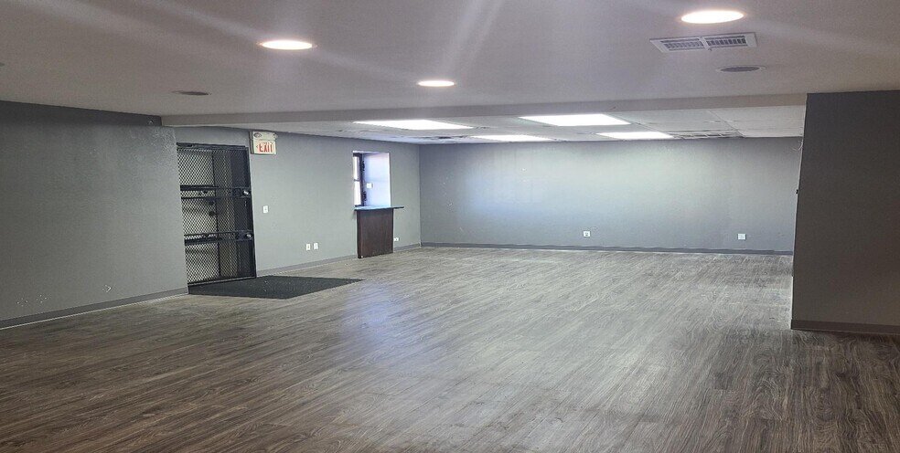 More Photos Of 3531-3547 MacDonnell Ave, Norman Warehouse For Lease