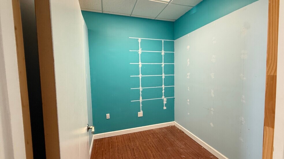 More Photos Of 3350-3390 E Bay Dr, Largo Storefront For Lease