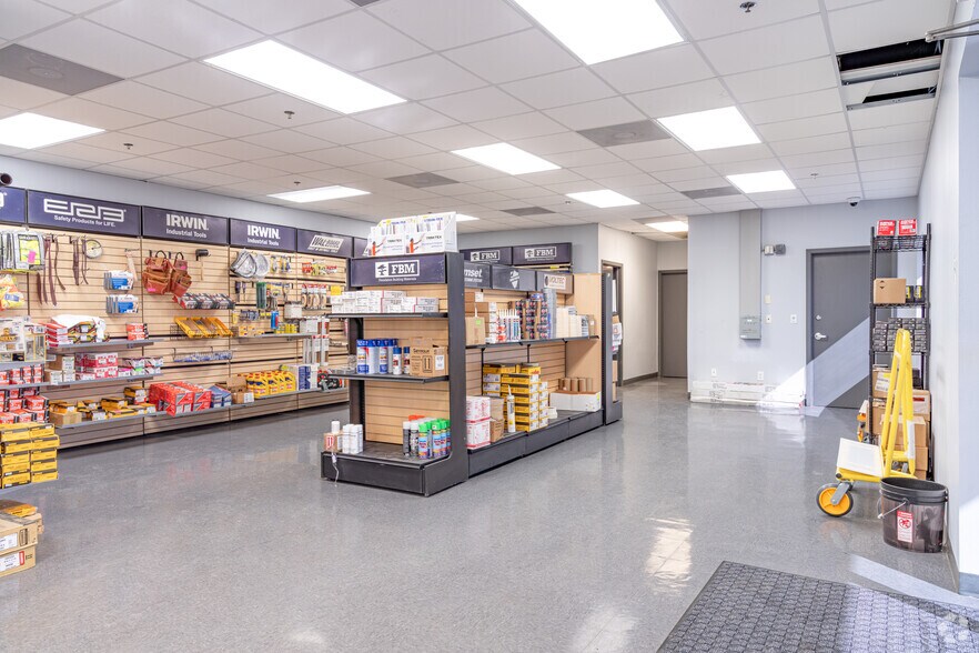 More Photos Of 10700 Gulf Fwy, Houston Warehouse For Lease