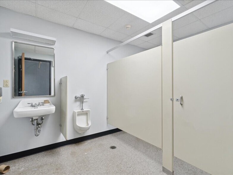 More Photos Of 1100 W Saginaw St, Lansing Medical For Sale