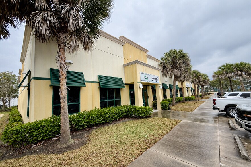 Primary Photo Of 559-569 NW Mercantile Pl, Port Saint Lucie Light Distribution For Lease