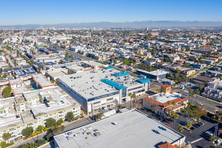 More Photos Of 1601 Pacific Coast Hwy, Hermosa Beach General Retail For Sale