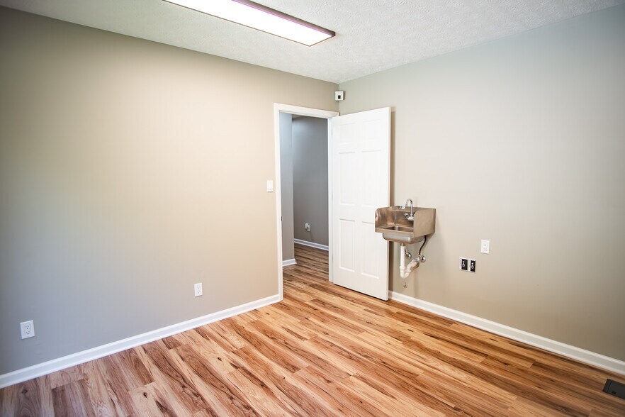 More Photos Of 508 Scarboro Ln, Oak Ridge Medical For Lease